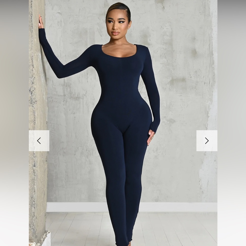 NEW Matte Basix Sculpt Plunge Neck Jumpsuit - Navy - Size Small